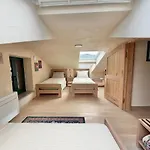 Villa Private For 12 Peaceful Karst Escape *