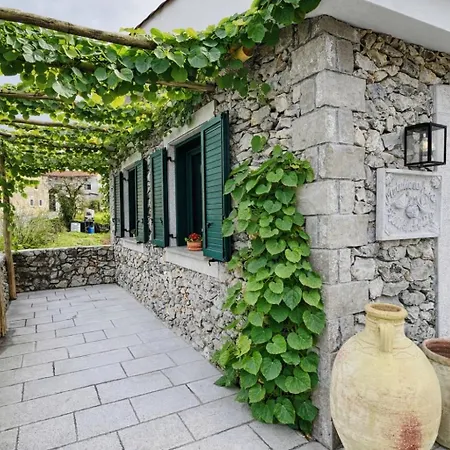Private For 12 Peaceful Karst Escape * Dutovlje