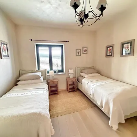 Villa Private For 12 Peaceful Karst Escape