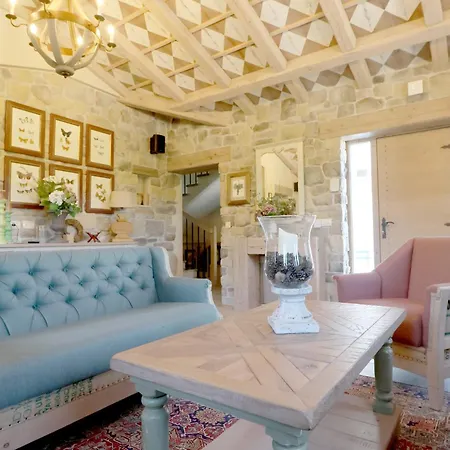 Private For 12 Peaceful Karst Escape Villa