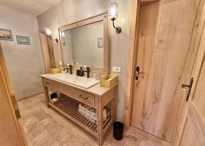 Private For 12 Peaceful Karst Escape ヴィラ